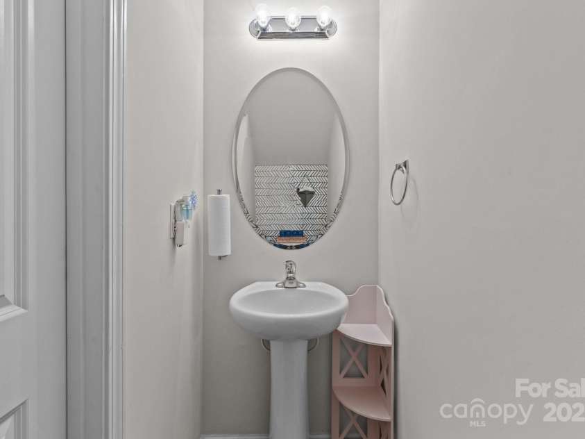 5433 Tumbling Brook Lane, Charlotte, NC 28216.  MLS# CAR4295387, YatesRealty ID 11257. Interior - Main level - Half Bathroom