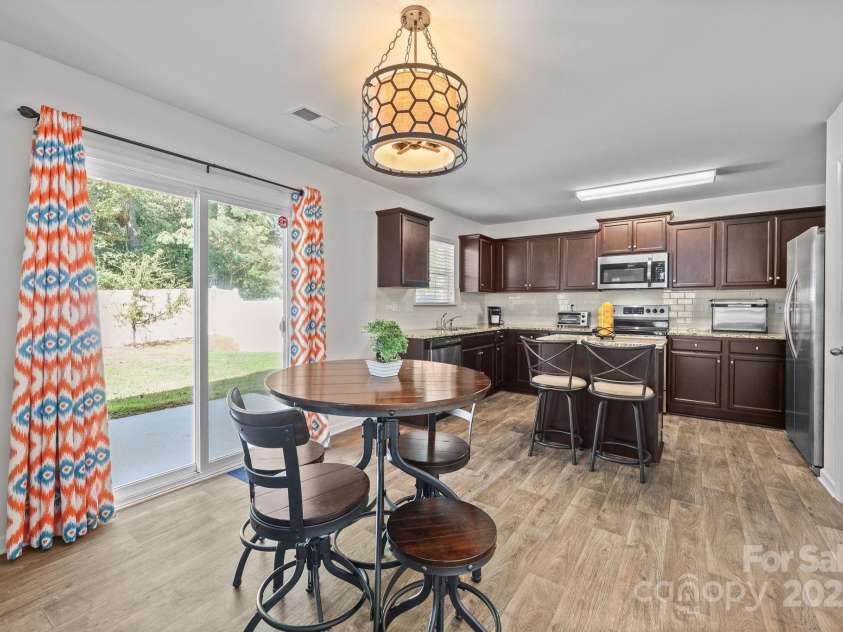 5433 Tumbling Brook Lane, Charlotte, NC 28216.  MLS# CAR4295387, YatesRealty ID 11257. Interior - Main level - Kitchen - The Kitchen is large enough for several cooks in the kitchen to help prepare meals.