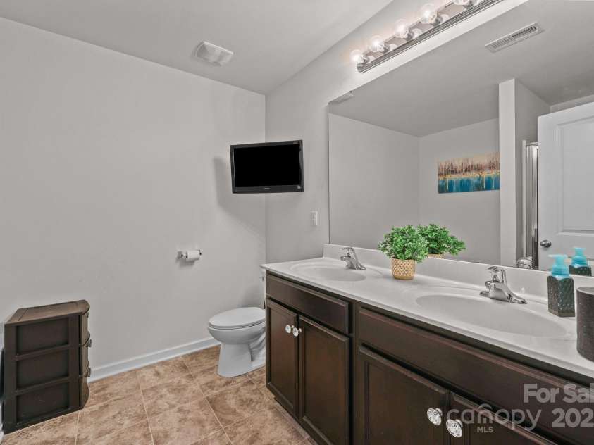 5433 Tumbling Brook Lane, Charlotte, NC 28216.  MLS# CAR4295387, YatesRealty ID 11257. Interior - Second floor - Ensuite Bathroom.