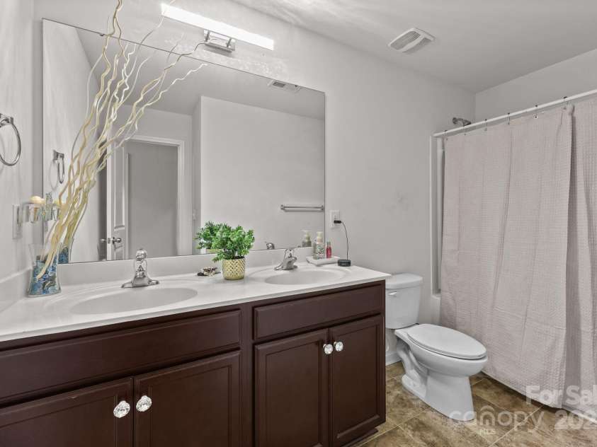 5433 Tumbling Brook Lane, Charlotte, NC 28216.  MLS# CAR4295387, YatesRealty ID 11257. Interior - Second floor - Full Bathroom