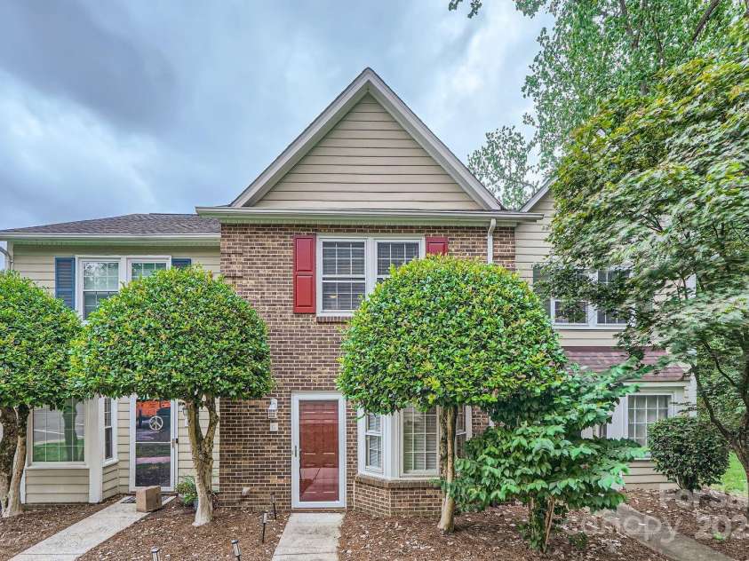 8221 Pineville Matthews Road, Charlotte, NC 28226.  MLS# CAR4255544, YatesRealty ID 11258. 