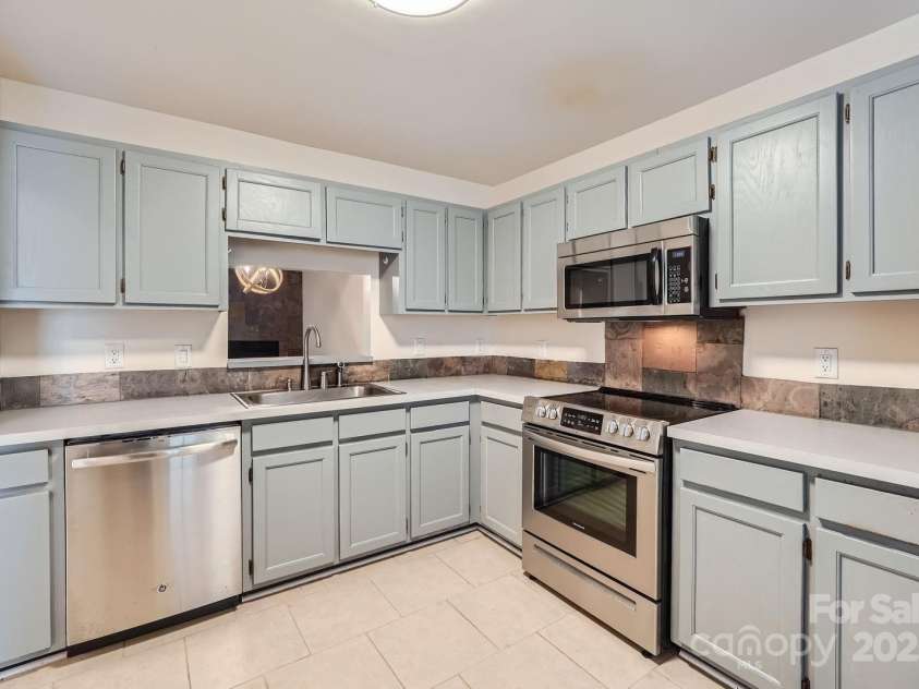 8221 Pineville Matthews Road, Charlotte, NC 28226.  MLS# CAR4255544, YatesRealty ID 11258. 