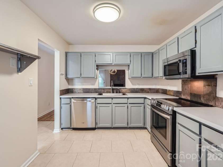 8221 Pineville Matthews Road, Charlotte, NC 28226.  MLS# CAR4255544, YatesRealty ID 11258. 