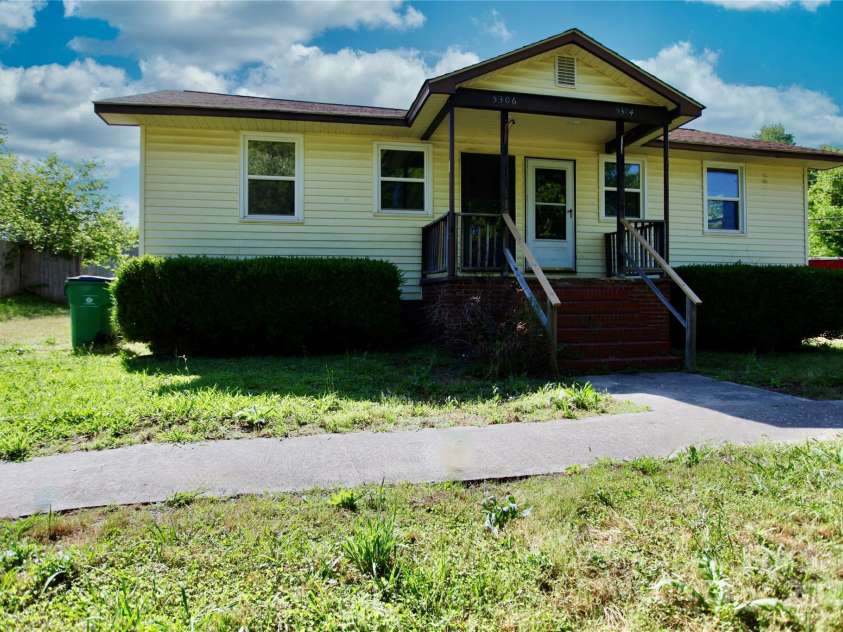 5304 Eaton Circle, Charlotte, NC 28208.  MLS# CAR4252694, YatesRealty ID 11260. 