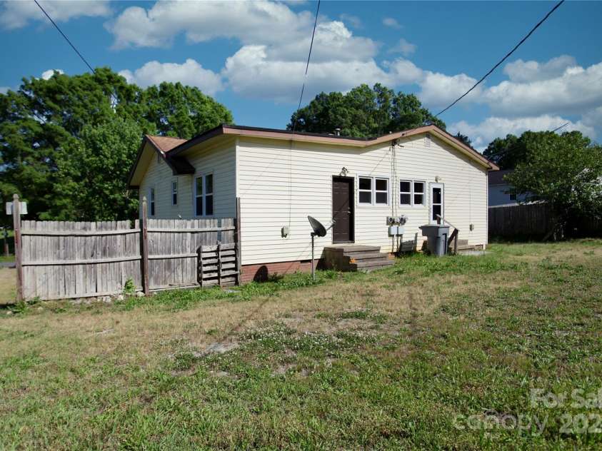 5304 Eaton Circle, Charlotte, NC 28208.  MLS# CAR4252694, YatesRealty ID 11260. 