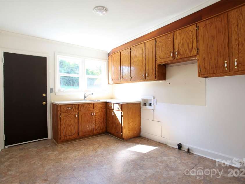 5304 Eaton Circle, Charlotte, NC 28208.  MLS# CAR4252694, YatesRealty ID 11260. 