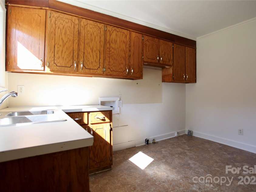 5304 Eaton Circle, Charlotte, NC 28208.  MLS# CAR4252694, YatesRealty ID 11260. 