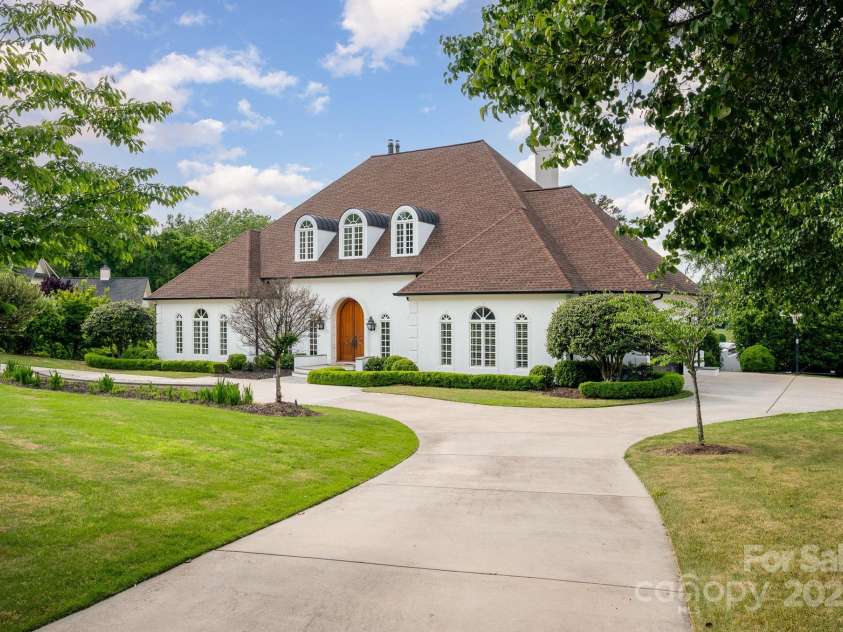 5400 Challisford Lane, Charlotte, NC 28226.  MLS# CAR4254571, YatesRealty ID 11261. Circular driveway