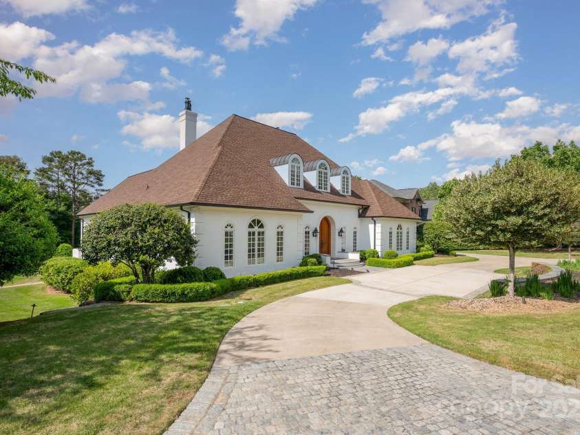 5400 Challisford Lane, Charlotte, NC 28226.  MLS# CAR4254571, YatesRealty ID 11261. Circular driveway