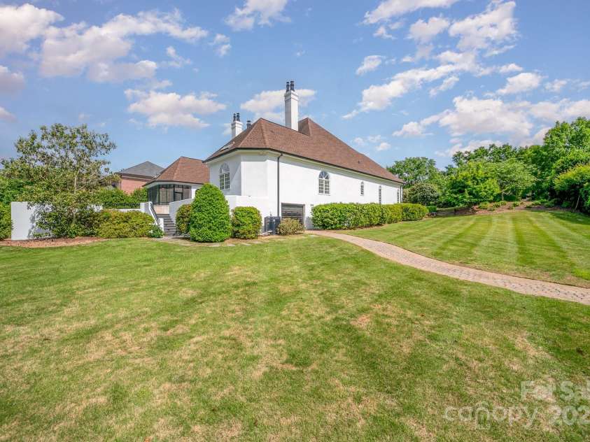 5400 Challisford Lane, Charlotte, NC 28226.  MLS# CAR4254571, YatesRealty ID 11261. Golf cart garage