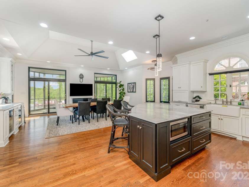 5400 Challisford Lane, Charlotte, NC 28226.  MLS# CAR4254571, YatesRealty ID 11261. Kitchen