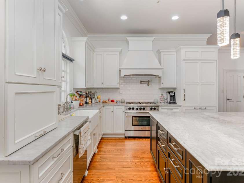 5400 Challisford Lane, Charlotte, NC 28226.  MLS# CAR4254571, YatesRealty ID 11261. Kitchen