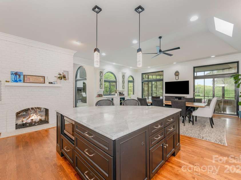 5400 Challisford Lane, Charlotte, NC 28226.  MLS# CAR4254571, YatesRealty ID 11261. Kitchen