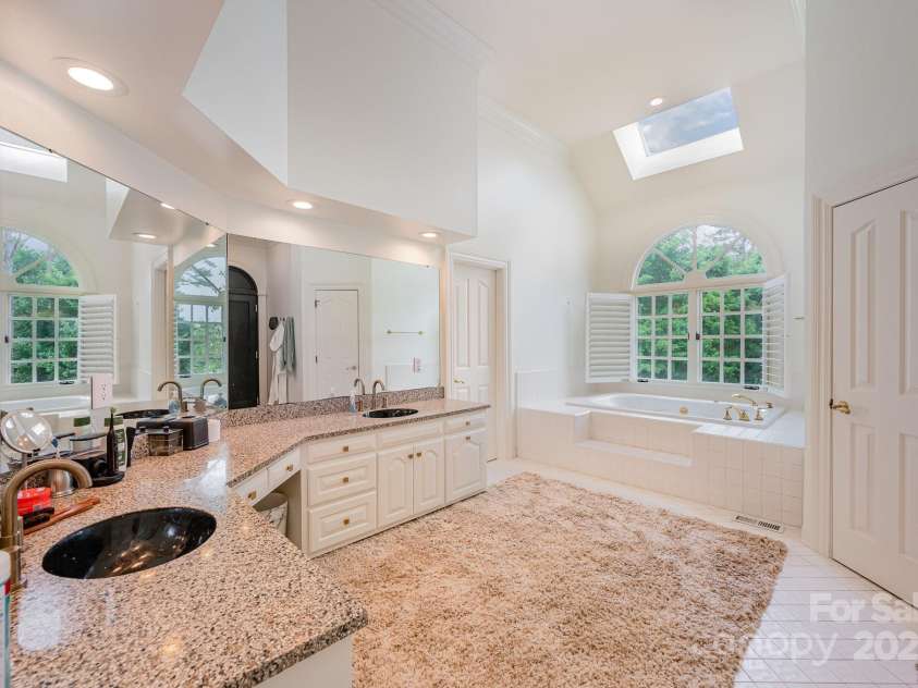 5400 Challisford Lane, Charlotte, NC 28226.  MLS# CAR4254571, YatesRealty ID 11261. Primary bath