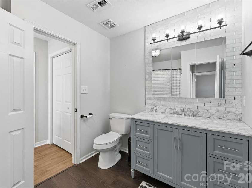 3924 Mohawk Court, Charlotte, NC 28215.  MLS# CAR4359358, YatesRealty ID 11262. 