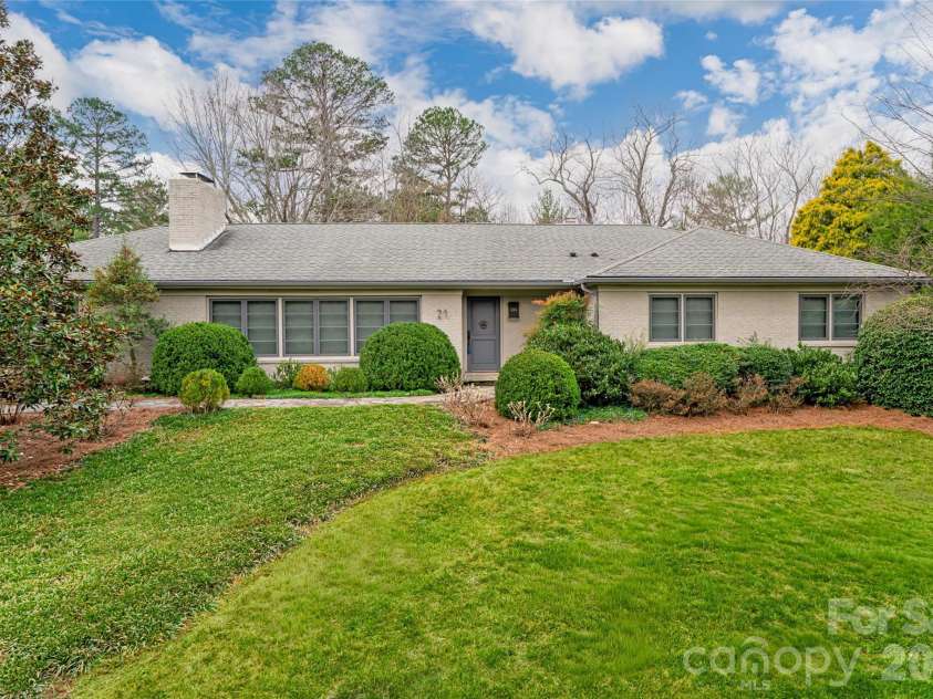 21 Pine Tree Circle, Asheville, NC 28804.  MLS# CAR4344611, YatesRealty ID 11264. 