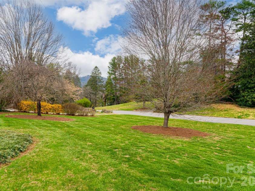 21 Pine Tree Circle, Asheville, NC 28804.  MLS# CAR4344611, YatesRealty ID 11264. Cul-de-sac location