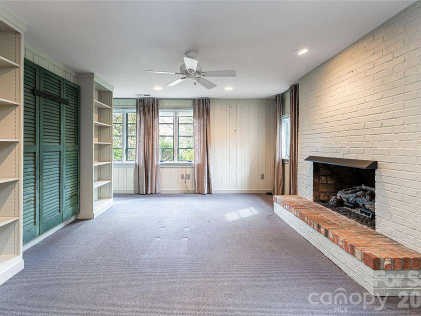 21 Pine Tree Circle, Asheville, NC 28804.  MLS# CAR4344611, YatesRealty ID 11264. Den or office