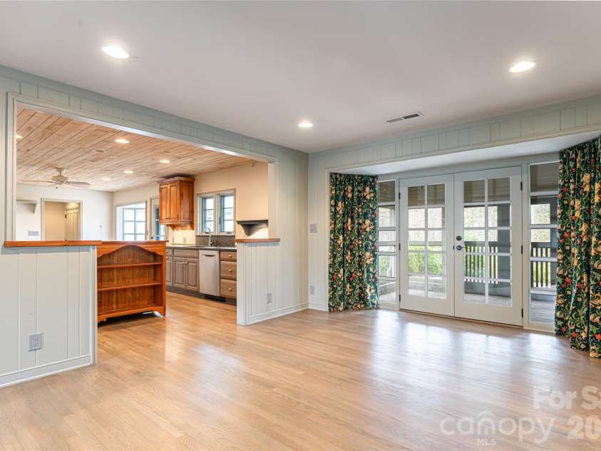 21 Pine Tree Circle, Asheville, NC 28804.  MLS# CAR4344611, YatesRealty ID 11264. Dining Room