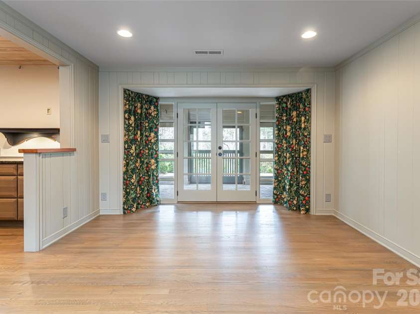 21 Pine Tree Circle, Asheville, NC 28804.  MLS# CAR4344611, YatesRealty ID 11264. Dining Room