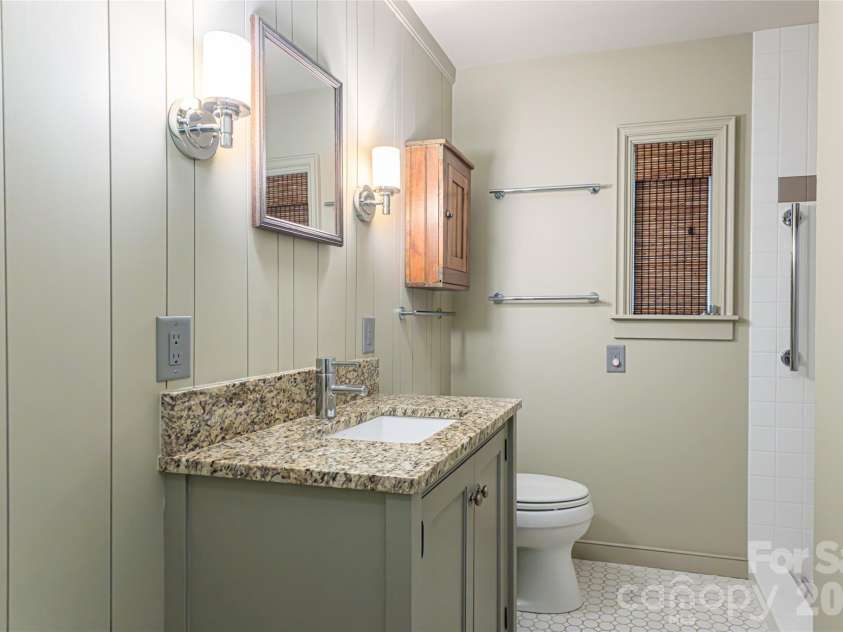 21 Pine Tree Circle, Asheville, NC 28804.  MLS# CAR4344611, YatesRealty ID 11264. Hall bath