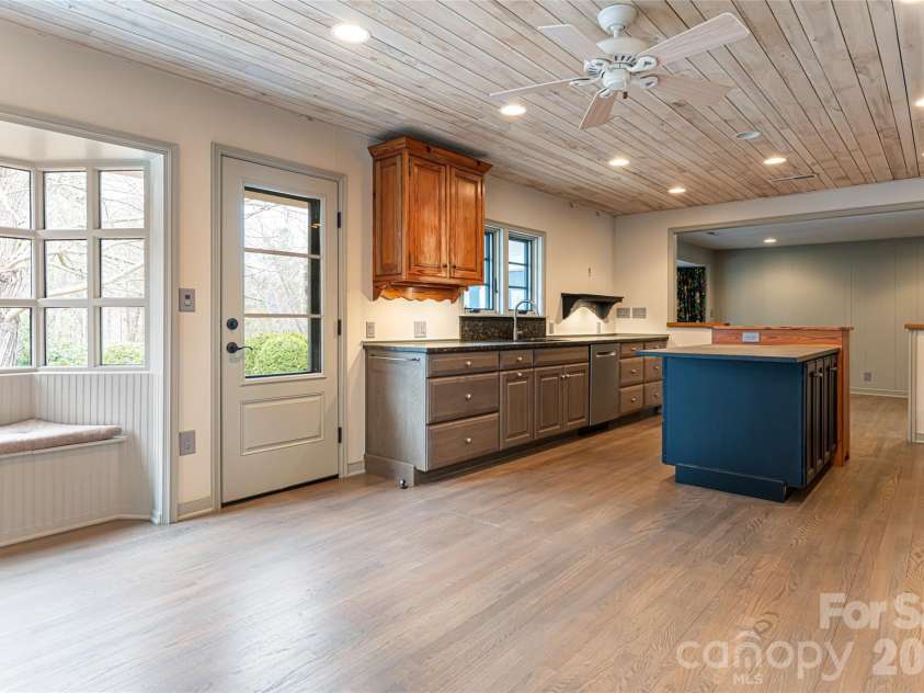 21 Pine Tree Circle, Asheville, NC 28804.  MLS# CAR4344611, YatesRealty ID 11264. Kitchen and breakfast