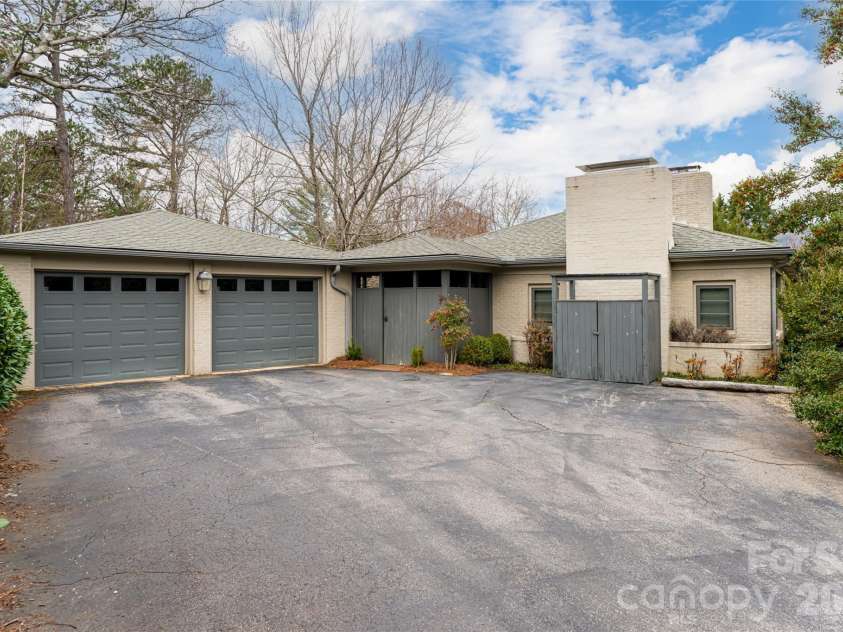 21 Pine Tree Circle, Asheville, NC 28804.  MLS# CAR4344611, YatesRealty ID 11264. Large parking area
