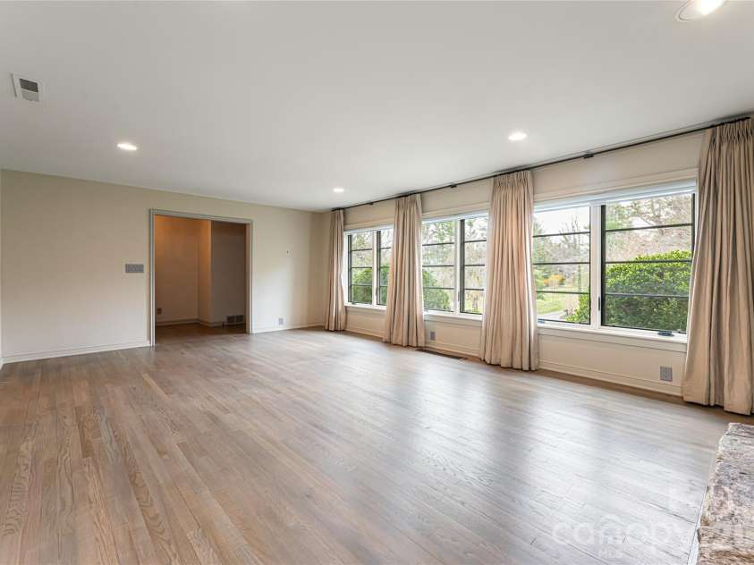 21 Pine Tree Circle, Asheville, NC 28804.  MLS# CAR4344611, YatesRealty ID 11264. Living Room