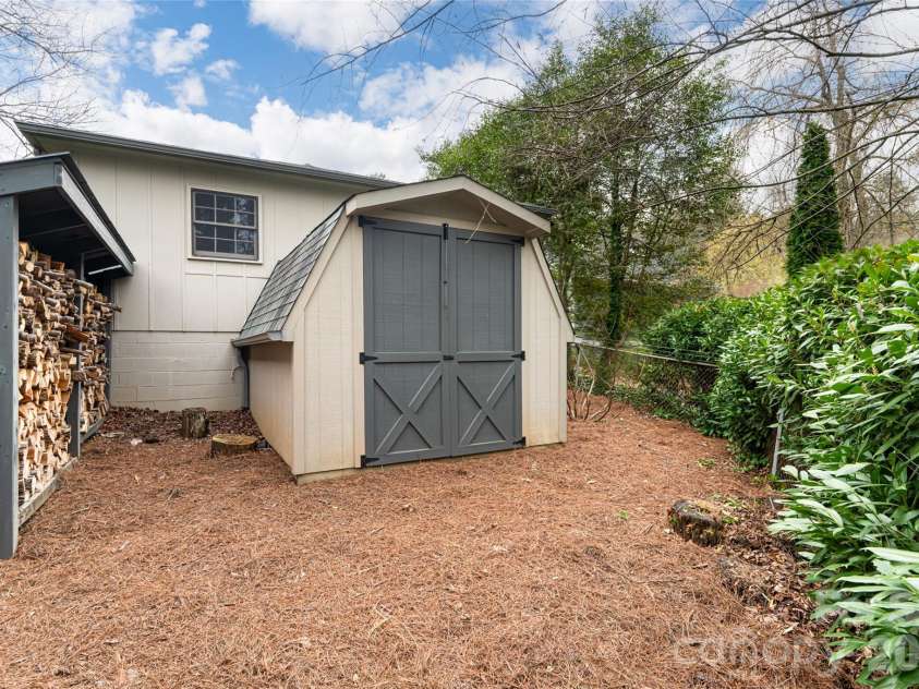 21 Pine Tree Circle, Asheville, NC 28804.  MLS# CAR4344611, YatesRealty ID 11264. More storage