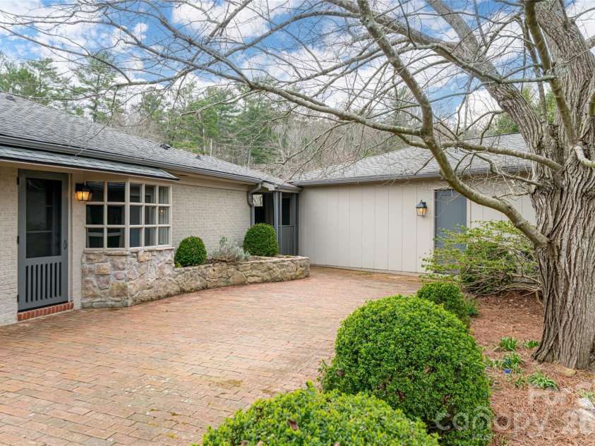 21 Pine Tree Circle, Asheville, NC 28804.  MLS# CAR4344611, YatesRealty ID 11264. Patio