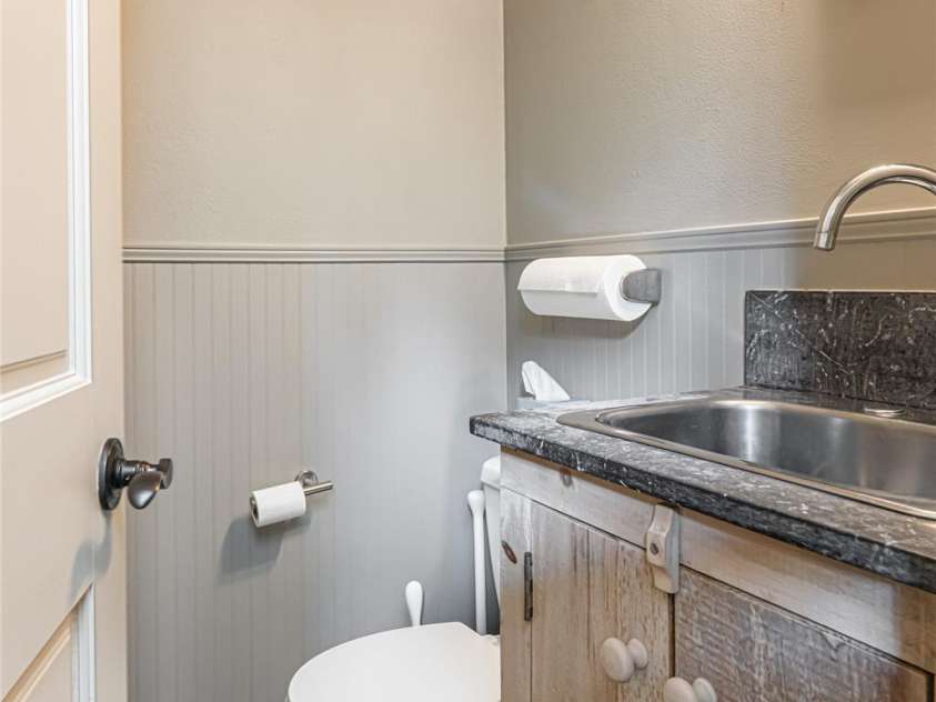 21 Pine Tree Circle, Asheville, NC 28804.  MLS# CAR4344611, YatesRealty ID 11264. Powder room