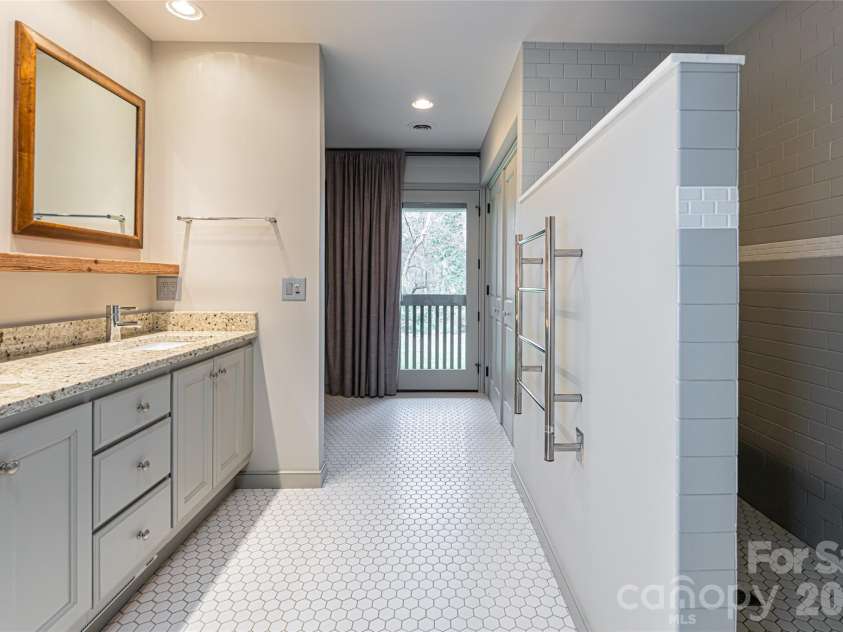 21 Pine Tree Circle, Asheville, NC 28804.  MLS# CAR4344611, YatesRealty ID 11264. Primary bath