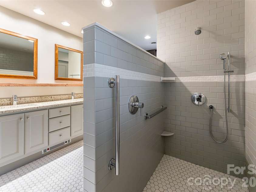 21 Pine Tree Circle, Asheville, NC 28804.  MLS# CAR4344611, YatesRealty ID 11264. Primary shower