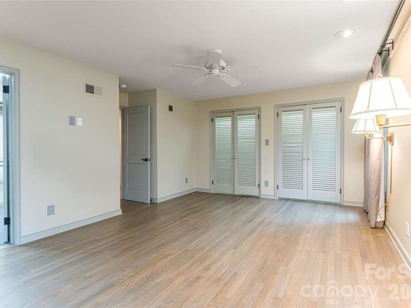 21 Pine Tree Circle, Asheville, NC 28804.  MLS# CAR4344611, YatesRealty ID 11264. Primary suite