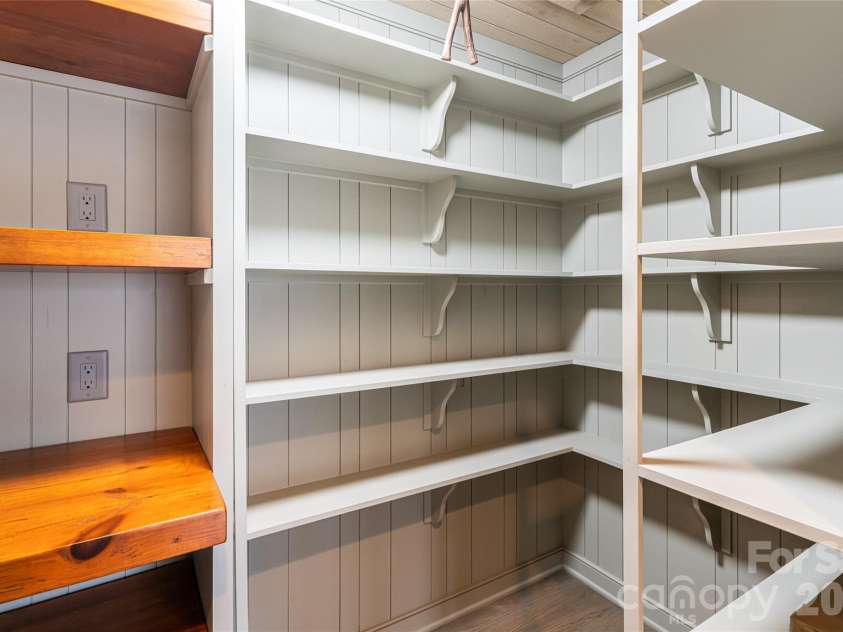 21 Pine Tree Circle, Asheville, NC 28804.  MLS# CAR4344611, YatesRealty ID 11264. Walk-in pantry