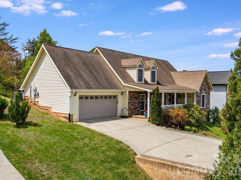 17 Moss Pink Place, Asheville, NC 28806.  MLS# CAR4363290, YatesRealty ID 11265. 