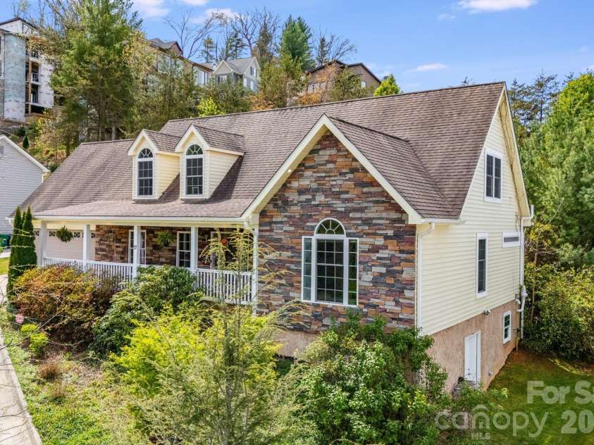 17 Moss Pink Place, Asheville, NC 28806.  MLS# CAR4363290, YatesRealty ID 11265. 