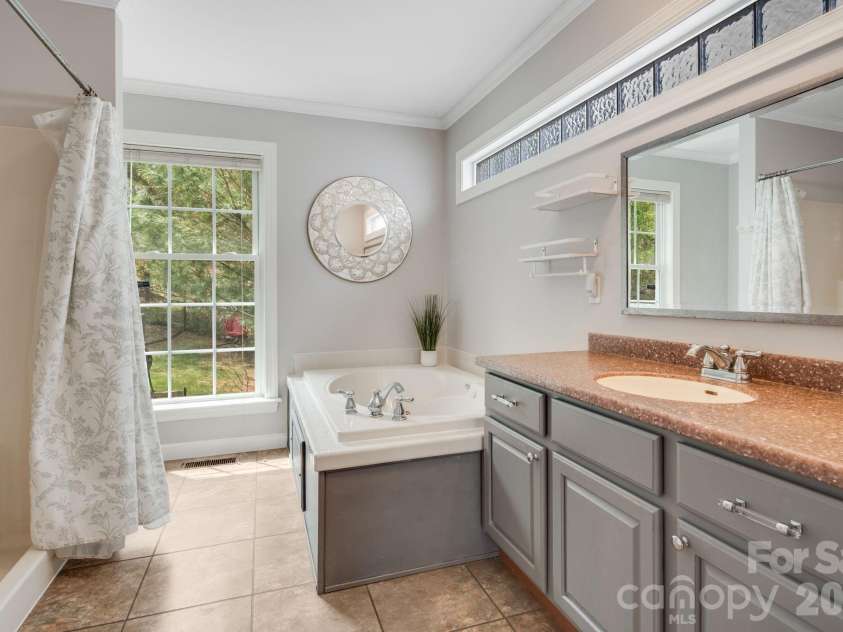 17 Moss Pink Place, Asheville, NC 28806.  MLS# CAR4363290, YatesRealty ID 11265. 