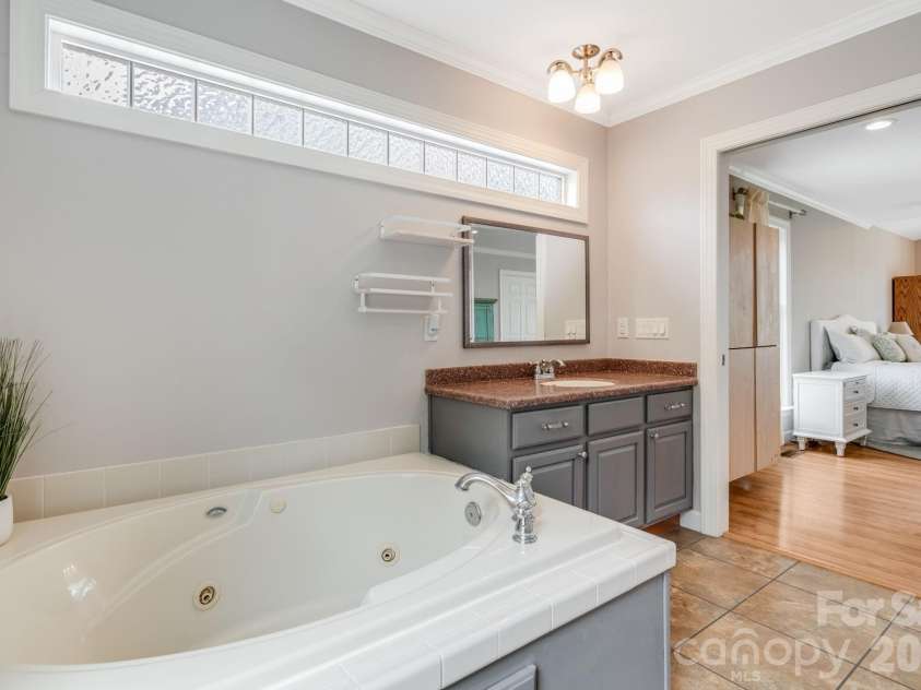 17 Moss Pink Place, Asheville, NC 28806.  MLS# CAR4363290, YatesRealty ID 11265. 