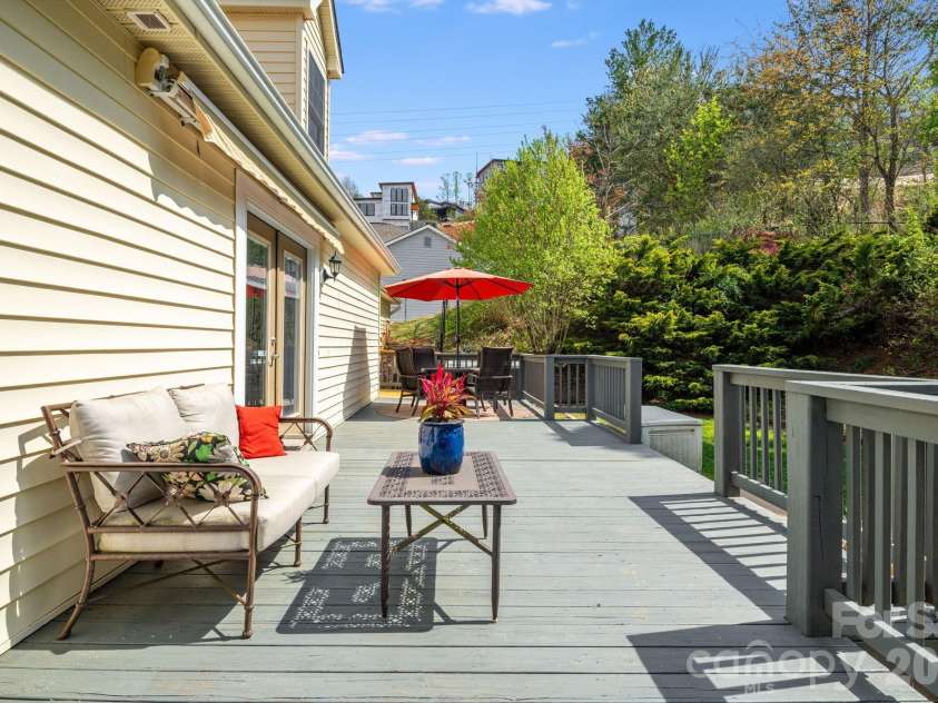 17 Moss Pink Place, Asheville, NC 28806.  MLS# CAR4363290, YatesRealty ID 11265. 