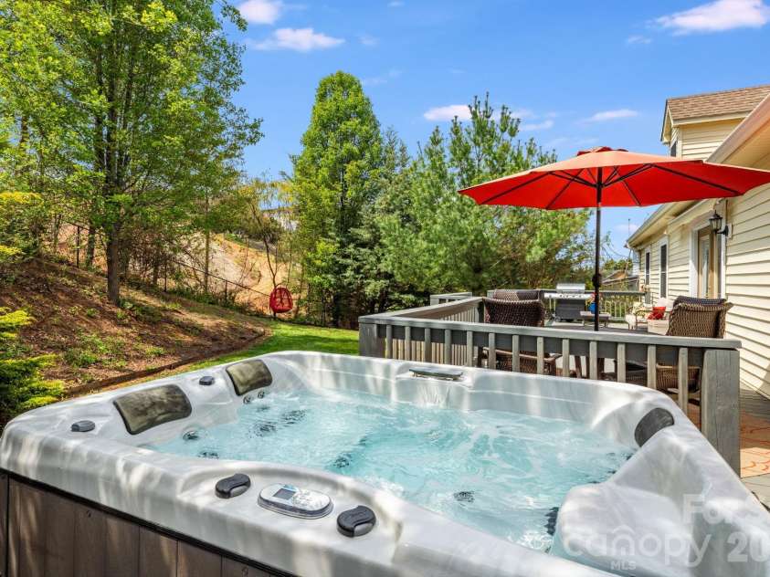 17 Moss Pink Place, Asheville, NC 28806.  MLS# CAR4363290, YatesRealty ID 11265. 