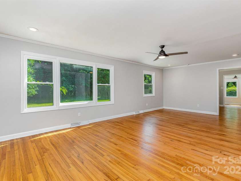 6007 Charing Place, Charlotte, NC 28211.  MLS# CAR4252927, YatesRealty ID 11269. 