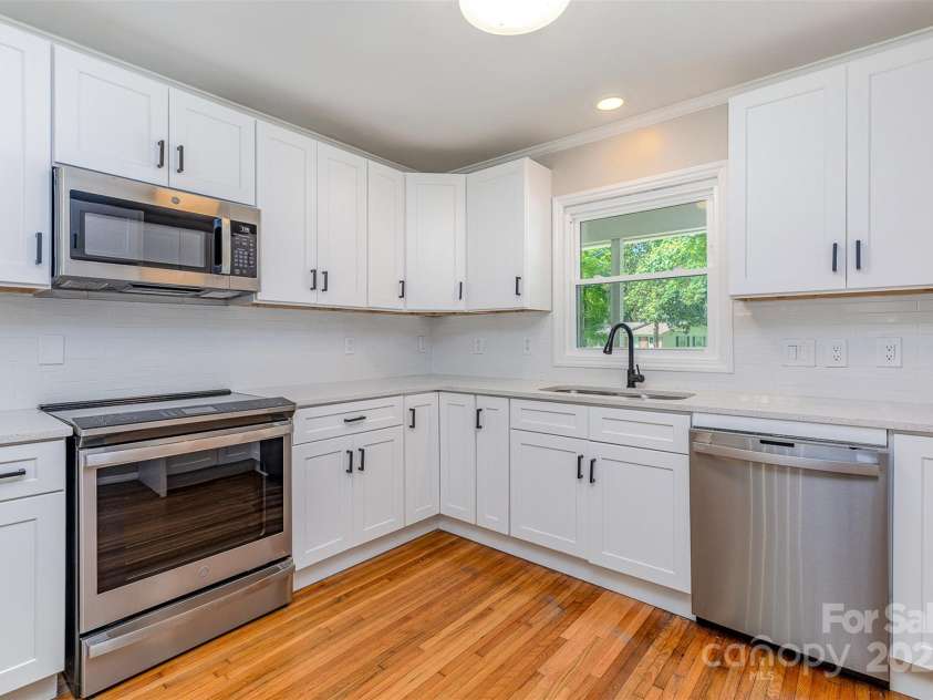 6007 Charing Place, Charlotte, NC 28211.  MLS# CAR4252927, YatesRealty ID 11269. 