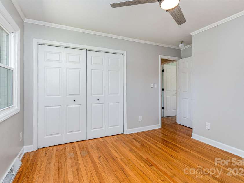 6007 Charing Place, Charlotte, NC 28211.  MLS# CAR4252927, YatesRealty ID 11269. 