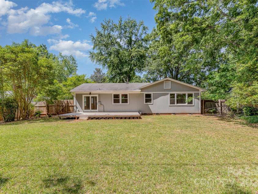 6007 Charing Place, Charlotte, NC 28211.  MLS# CAR4252927, YatesRealty ID 11269. 