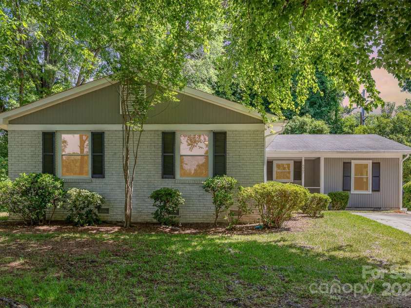 6007 Charing Place, Charlotte, NC 28211.  MLS# CAR4252927, YatesRealty ID 11269. 
