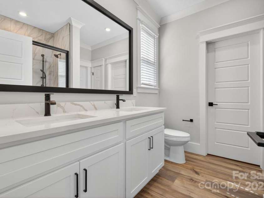 2084 Fordhill Street, Rock Hill, SC 29732.  MLS# CAR4328739, YatesRealty ID 11270. Upstairs Primary Bath