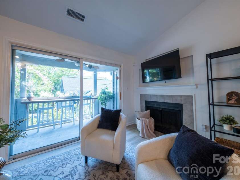 505 Graham Street, Charlotte, NC 28202.  MLS# CAR4346452, YatesRealty ID 11274. 