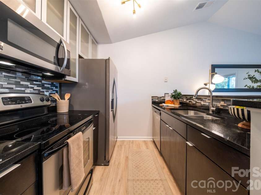 505 Graham Street, Charlotte, NC 28202.  MLS# CAR4346452, YatesRealty ID 11274. 