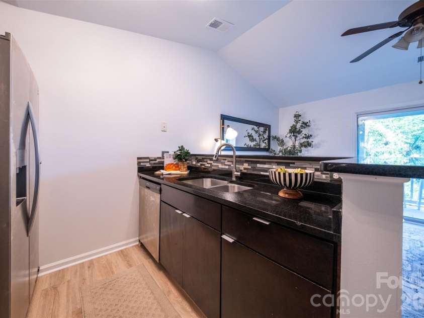 505 Graham Street, Charlotte, NC 28202.  MLS# CAR4346452, YatesRealty ID 11274. 